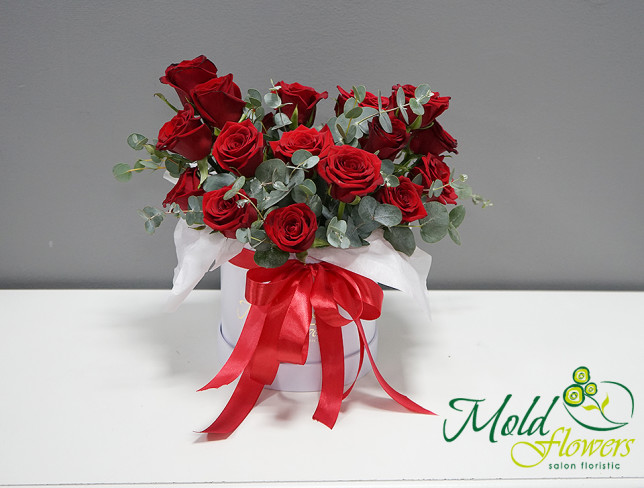Красные розы в коробке "Улыбка любви" Фото